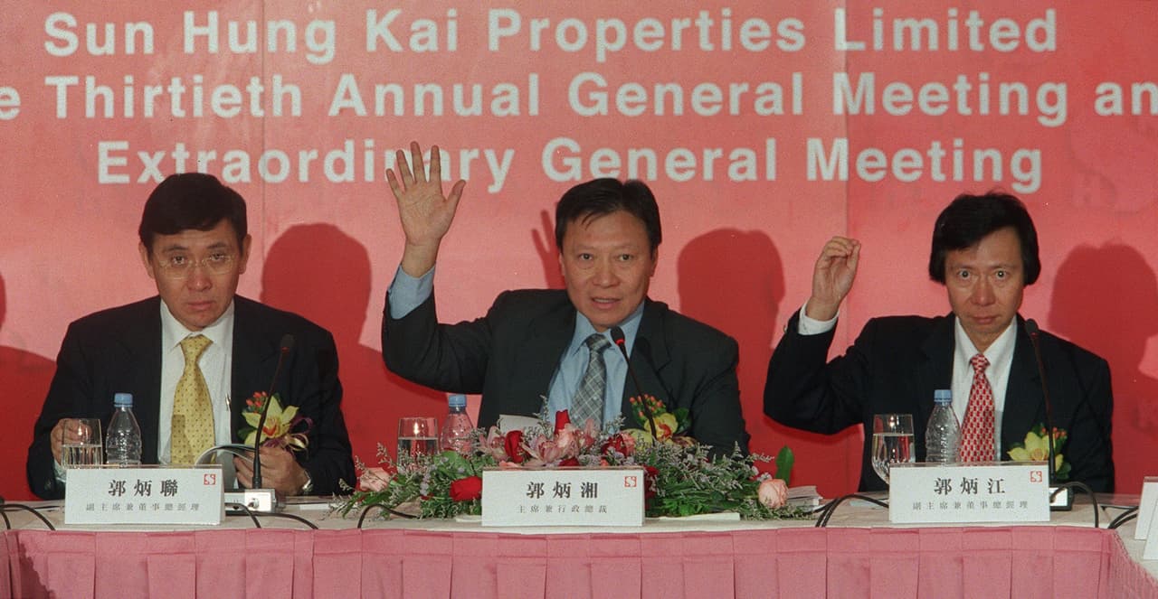 <b>Puesto 22. Familia Kwok</b>
<br>
<b>Compañía:</b> Sun Hung Kai Properties
<br>
<b>Patrimonio: 35,600 millones de dólares</b>
<br>Generaciones: 3
<br>Industria: bienes raíces
<br>Establecida en: Hong Kong
<br>
<br>Kwok Tak-seng cofundó la empresa inmobiliaria Sun Hung Kai Properties en 1963. Entonces compró varios lotes de terreno que se convirtieron en tesoros a medida que se desarrollaba la ciudad. Su compañía se convirtió en uno de los mayores promotores de bienes raíces de Hong Kong y sus hijos, Walter, Raymond y Thomas (en la fotografía) asumieron el control cuando murió en 1990. La empresa reportó 3,700 millones de ganancias por ventas de
<br>propiedades residenciales en el año fiscal 2021.