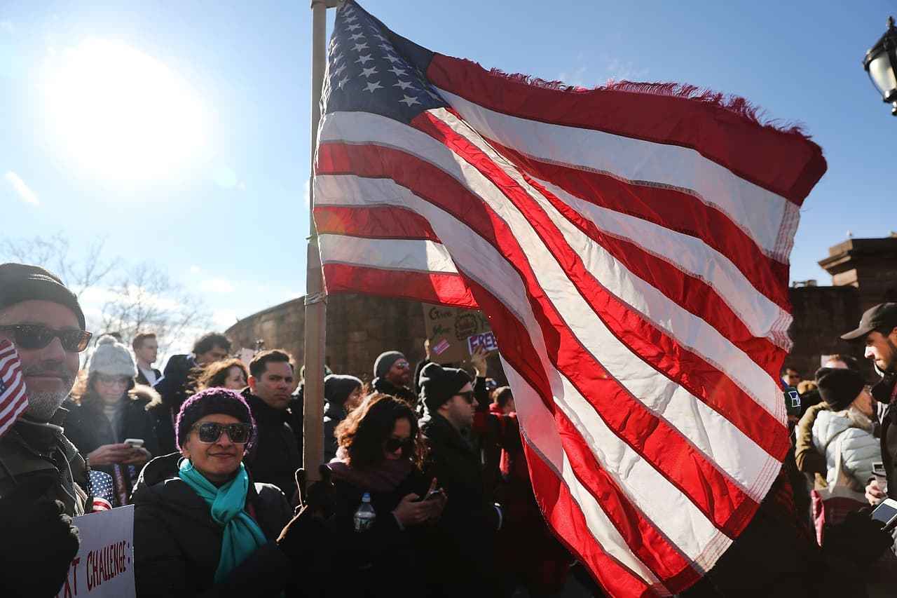 En la ciudad de Nueva York, los manifestantes se congregaron en Battery Park, un parque al sur de Manhattan donde hay vistas de la Estatua de la Libertad.