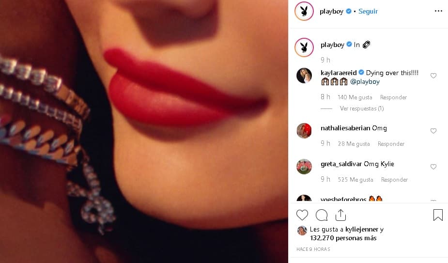 Incluso, en la cuenta de 
<b><a href="https://www.instagram.com/playboy/?hl=es-la" target="_blank">Instagram de Playboy</a></b> se publicaron una serie de imágenes que muestran la boca de Kylie 
<b><a href="https://www.univision.com/famosos/travis-scott-da-costoso-y-original-regalo-de-cumpleanos-a-kylie-jenner-y-asi-lo-presumio-fotos" target="_blank">muy cercana al cuello de Travis. </a></b>