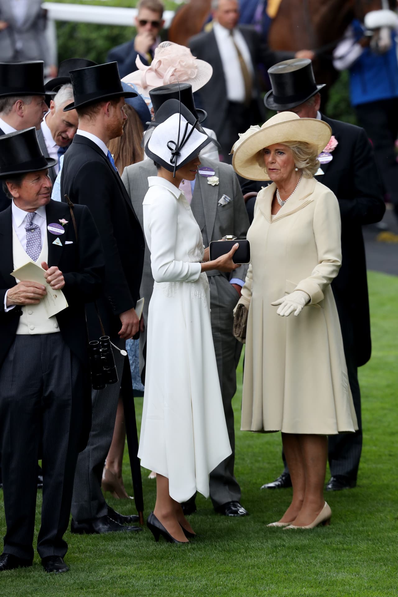 La pareja estuvo charlando un buen rato y de buen humor con la duquesa de Cornwall, Camilla, esposa del príncipe Carlos.