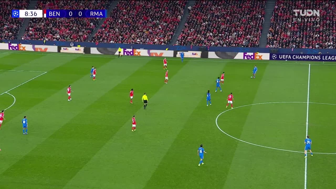 ¡TIRO ATAJADO! disparo por Kylian Mbappé.