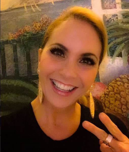 Además está en la promoción de su primer disco de banda, 'Enamorada con Banda'.