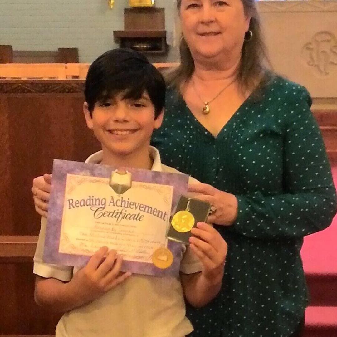 Los logros académicos de Armando son todo un suceso para su famosa madre.