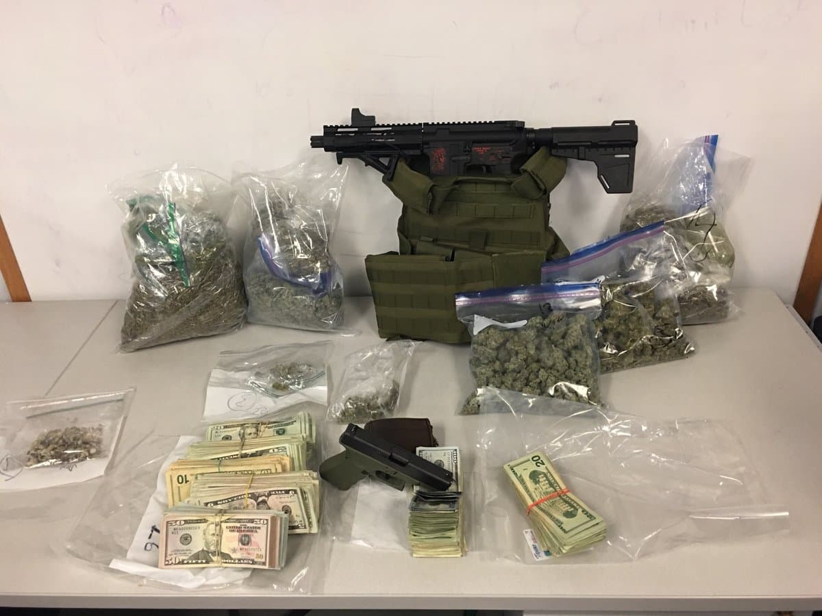 Ocupan drogas y armas en residencia al lado de escuela preparatoria de Fort Worth