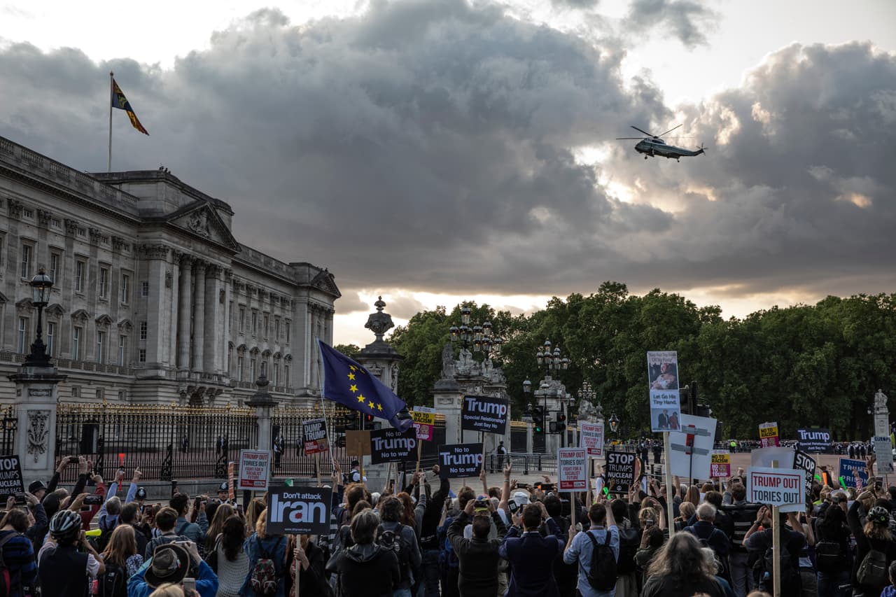 Las protestas se concentraron la tarde del lunes frente al palacio de Buckingham donde se desarrollaron algunos actos protocolares con motivo de la visita de Trump.