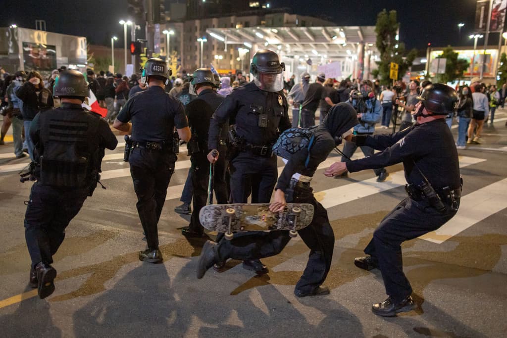 La policía de Los Ángeles esparció gas lacrimógeno para dispersar a la multitud.