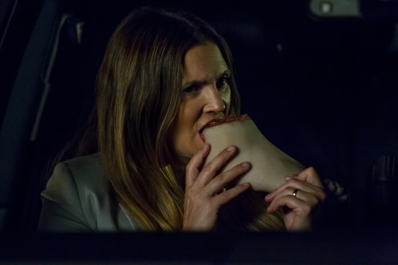 Drew Barrymore confiesa a qué saben los dedos y brazos que come en su nueva serie de Netflix