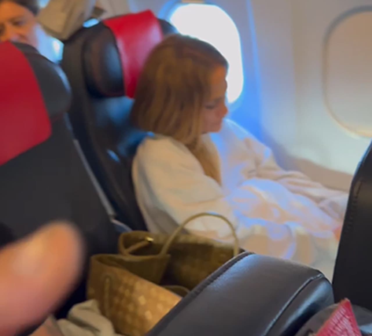 Jennifer López fue captada mientras viajaba en un vuelo comercial.