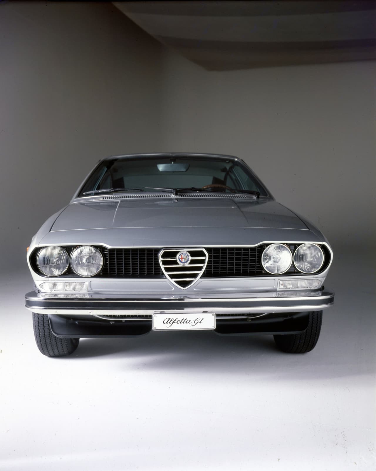 Este fue fabricado hasta 1987, consiguiendo construir alrededor de 400,000 unidades. En esta imagen vemos un Alfa Romeo Alfetta GT de 1974.