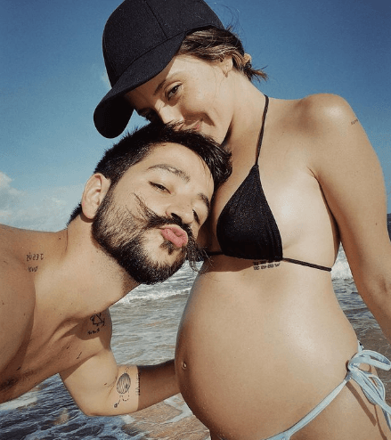 Además de post, los cantantes debutaron una canción con el nombre de su bebé que hasta el momento suma más de 124 millones 306 mil reproducciones.