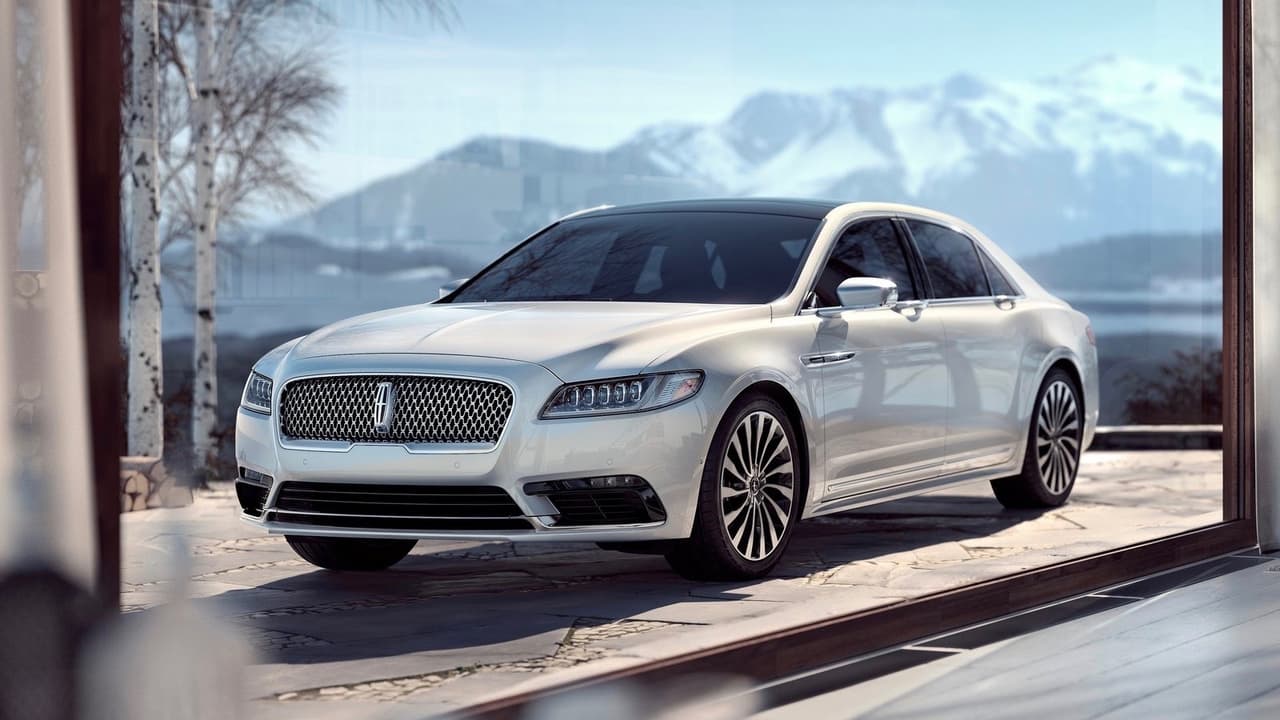 <h3 class="cms-H3-H3">9. Lincoln Continental</h3>
<br>El único auto de marca estadounidense de esta lista, es el lujoso sedán mediano de Lincoln. Su V6 de 3.7 litros no tiene nada de especial, pero su V6 turbo opcional de 2.7 litros y 400 caballos de fuerza es una poderoso y callado y recuerda a los grandes V8 del pasado con un consumo mucho más razonable. Su interior es verdaderamente lujoso y se puede medir de tu a tu con los grandes sedanes de lujo de Europa y Japón.