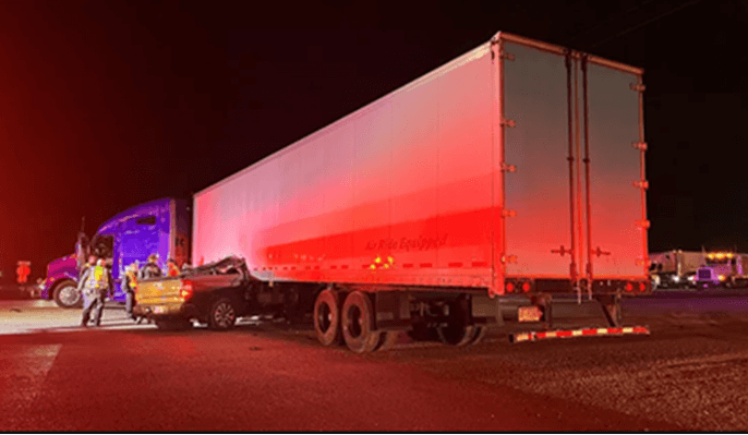 Muere conductor de vehículo de Orlando tras impactarse contra la caja de un tráiler en el condado de Polk  