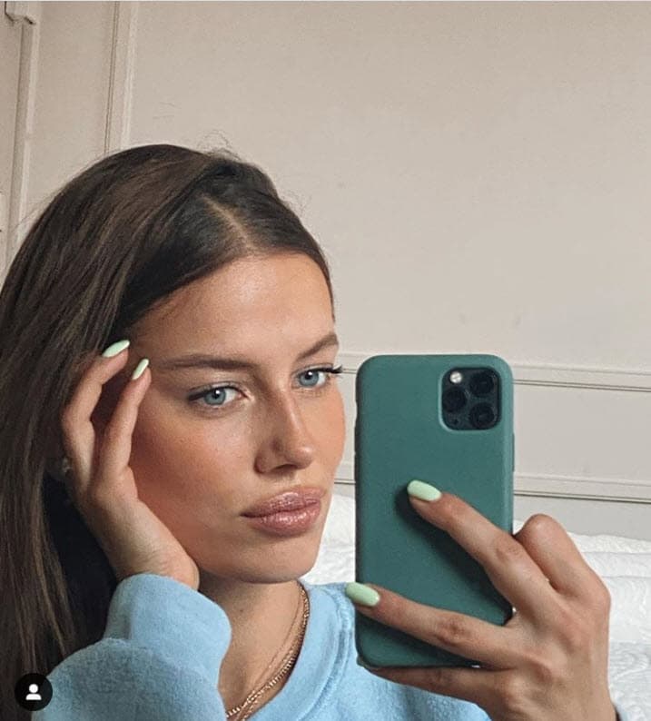 Ha estado involucrada en el modelaje desde hace 10 años y habla cinco idiomas. 
<br>