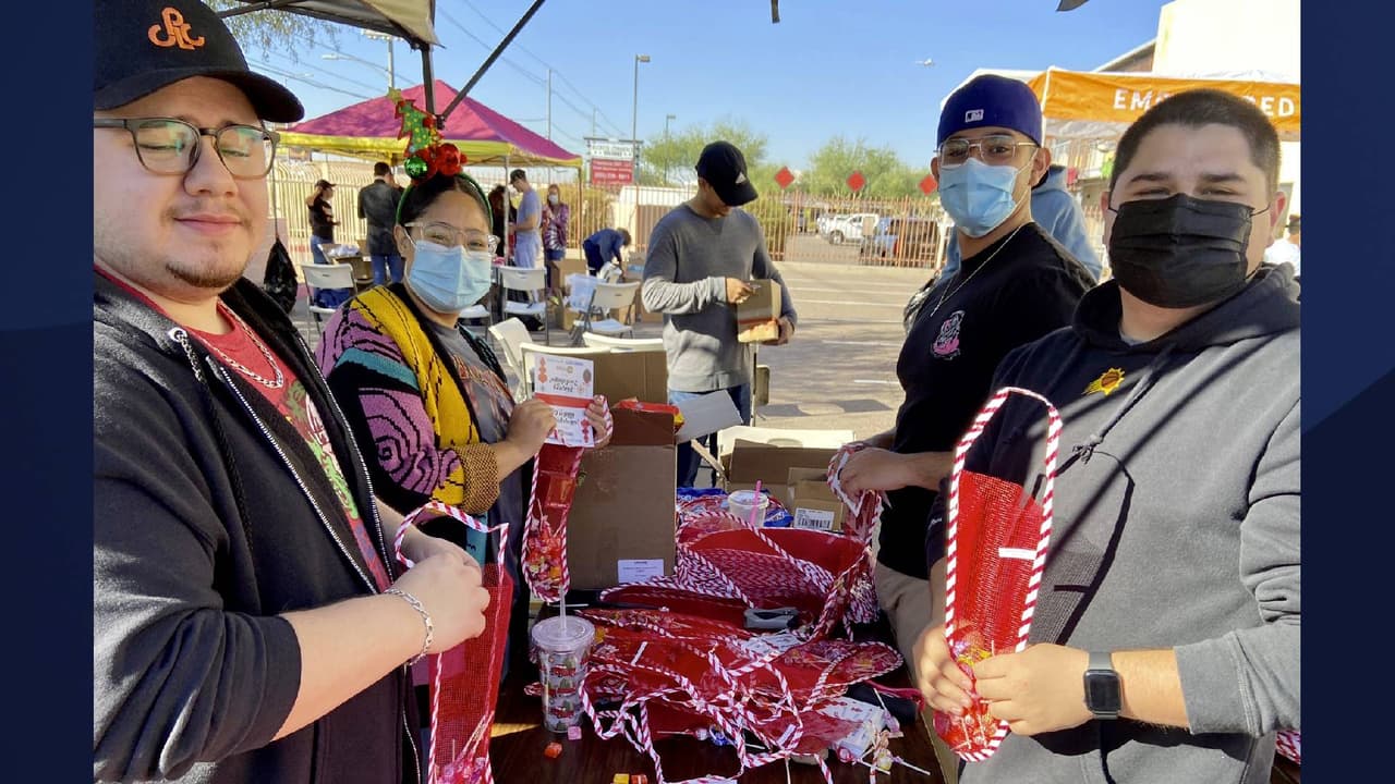 Voluntarios de la Universidad Estatal de Arizona (ASU) que recibieron becas, hoy regresan a ayudar a la organización que les dio becas para salir adelante.