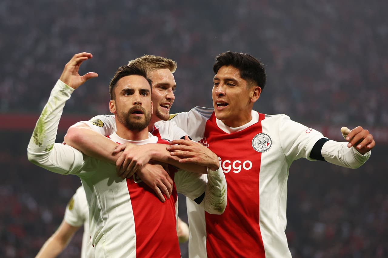 Edson Álvarez metió el quinto gol que redondeó la goleada del Ajax sobre un triste Heerenveen que solo fue comparsa para que alcen un nuevo título de Eredivisie pese al triunfo del PSV.