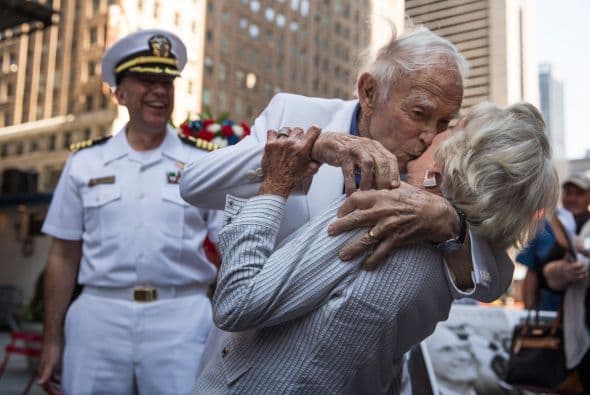 El veterano Sydnor Thompson, de 90 años, besa a su esposa, Harriette Thompson, de 91 años, en un acto conmemorativo en Times Square para celebrar el aniversario del fin de la Segunda Guerra Mundial tras una ceremonia especial. El famoso beso ocurrió el 14 de agosto de 1945.