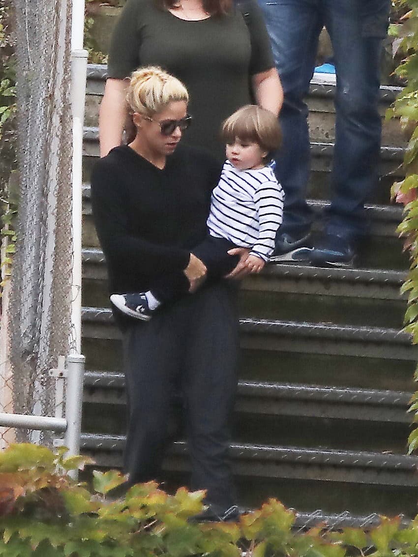 Se preocupa por su educación, pero también por que practiquen deportes.