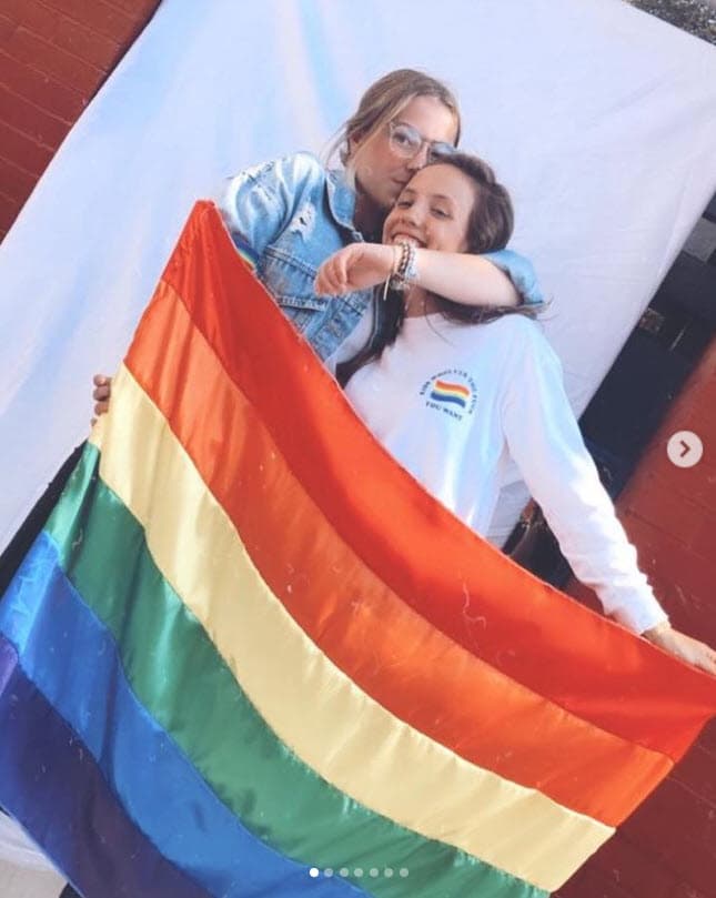 "Y aunque no podamos estar todos en la marcha mostrando cariño y apoyo entre todos de forma presencial, recuerden que el orgullo permanece. Amor es amor. Y sí, 
<b>yo estoy perdidamente enamorada de una mujer</b> y es Pamela Rosendo".
<br>