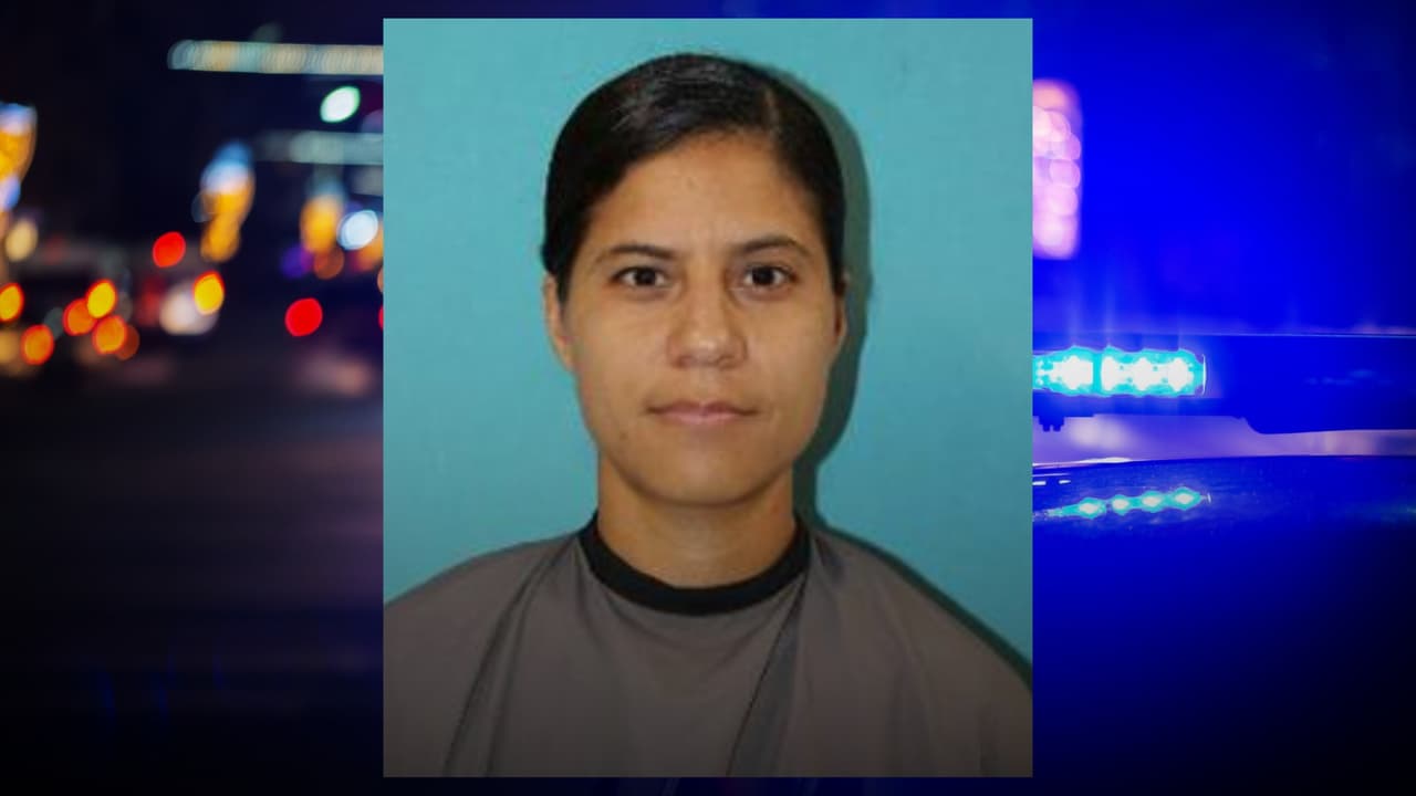 Una denuncia familiar y mensajes borrados: el caso de la maestra de Hebron High School