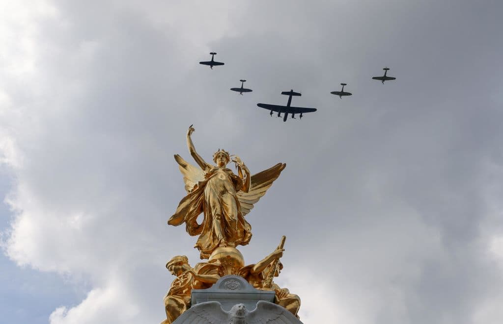 En este vuelo rasante tomaron parte aeronaves de la Royal Navy (Marina), el Ejército y la Real Fuerza Aérea (RAF). Se pudieron ver helicópteros Apache, aviones de combate Typhoons y los Red Arrows (flechas rojas), el equipo de exhibición de acrobacias aéreas.