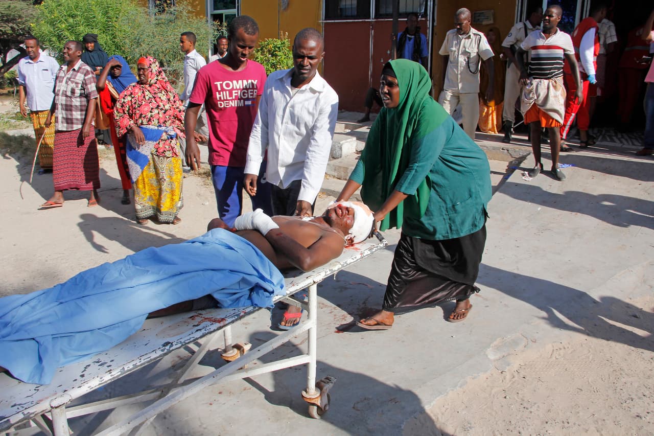 La mayoría de las víctimas eran estudiantes universitarios y de otros niveles que regresaban a clases, informó desde el lugar de los hechos el alcalde de la ciudad, Omar Mohamud Mohamed.