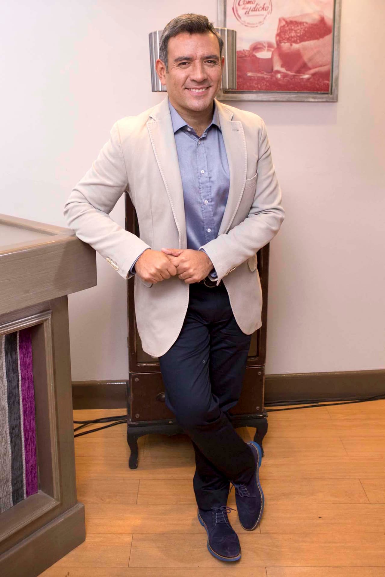 Los inicios de la carrera de 
<b>Héctor</b> fueron como cantante y fue hasta que llegó a México que se le abrieron las puertas de estrellato y pudo incursionar en las telenovelas.