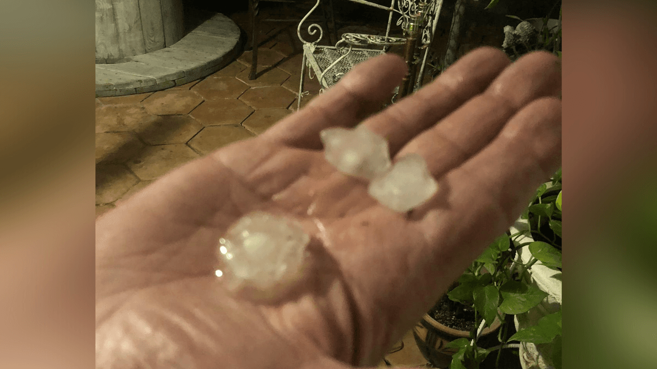 Una familia hispana captó algo del granizo que cayó sobre Crystal City.