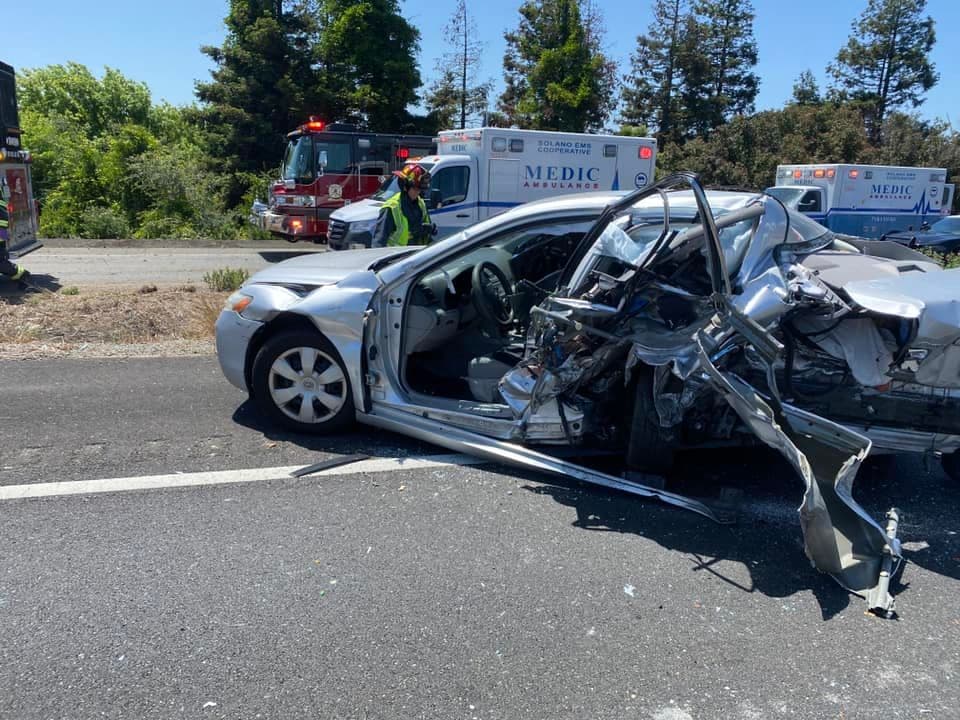 Fue necesario el uso de pinzas de corte conocidas como “mandíbulas de vida” para rescatar a una persona herida que quedó atrapada en el interior de su vehículo tras el choque.