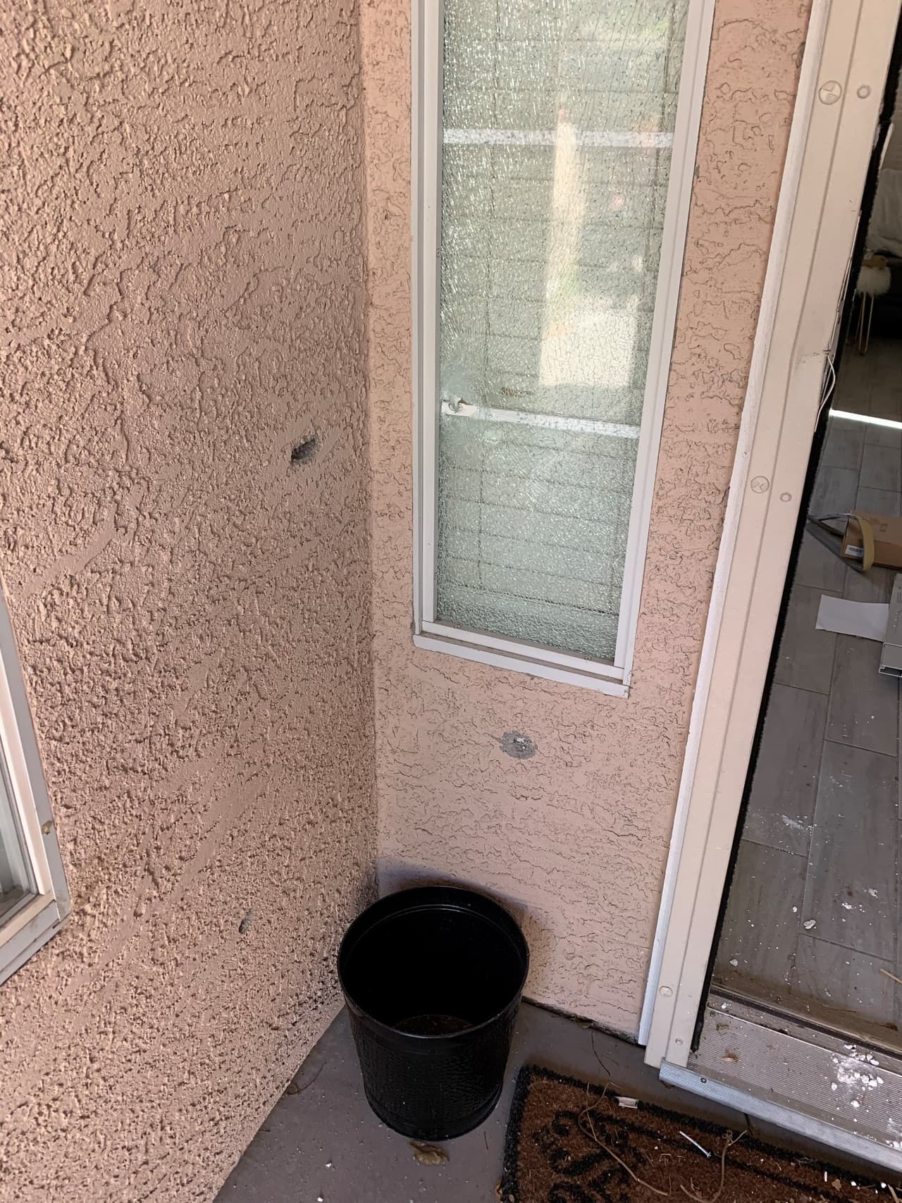 En la segunda residencia, 811 West Leah Lane, MCSO SWAT sirvió la segunda orden de allanamiento. De acuerdo con el comunicado de prensa, diputados hicieron varios anuncios, identificándose como la Oficina del Sheriff del Condado de Maricopa con resultados negativos. A paso seguido los miembros del equipo SWAT intentaron romper la puerta de entrada de la residencia. 
<br>