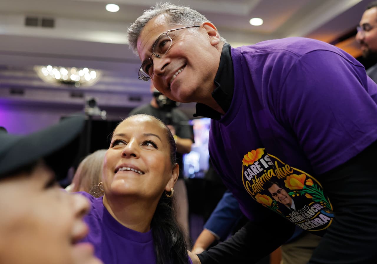 Randy Villegas y Xavier Becerra levantan estuvieron con miembros del sindicato SEIU 2015 y del Consejo Laboral Central de Bakersfield, el 22 de octubre de 2026, en Bakersfield, California. Villegas busca derrotar al representante republicano David Valadao en el Distrito 22, rediseñado para las próximas elecciones intermedias.
<br>