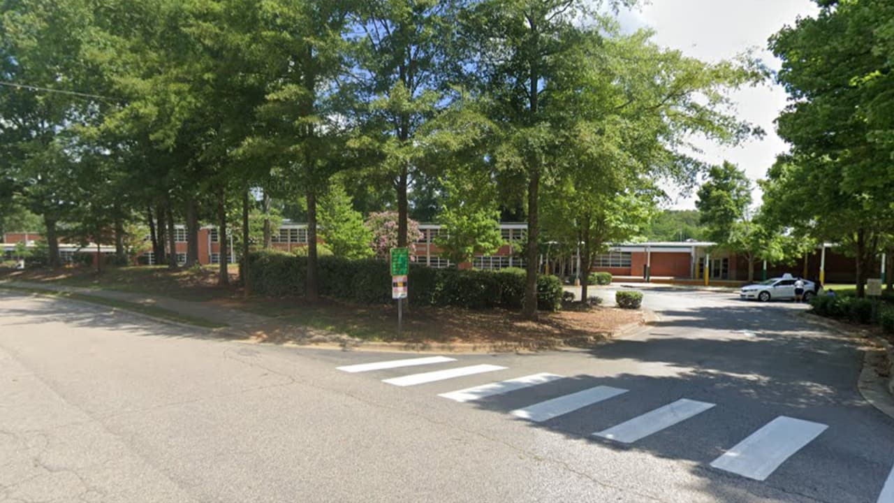 Incautan dos armas a un estudiante en Enloe High School en Raleigh