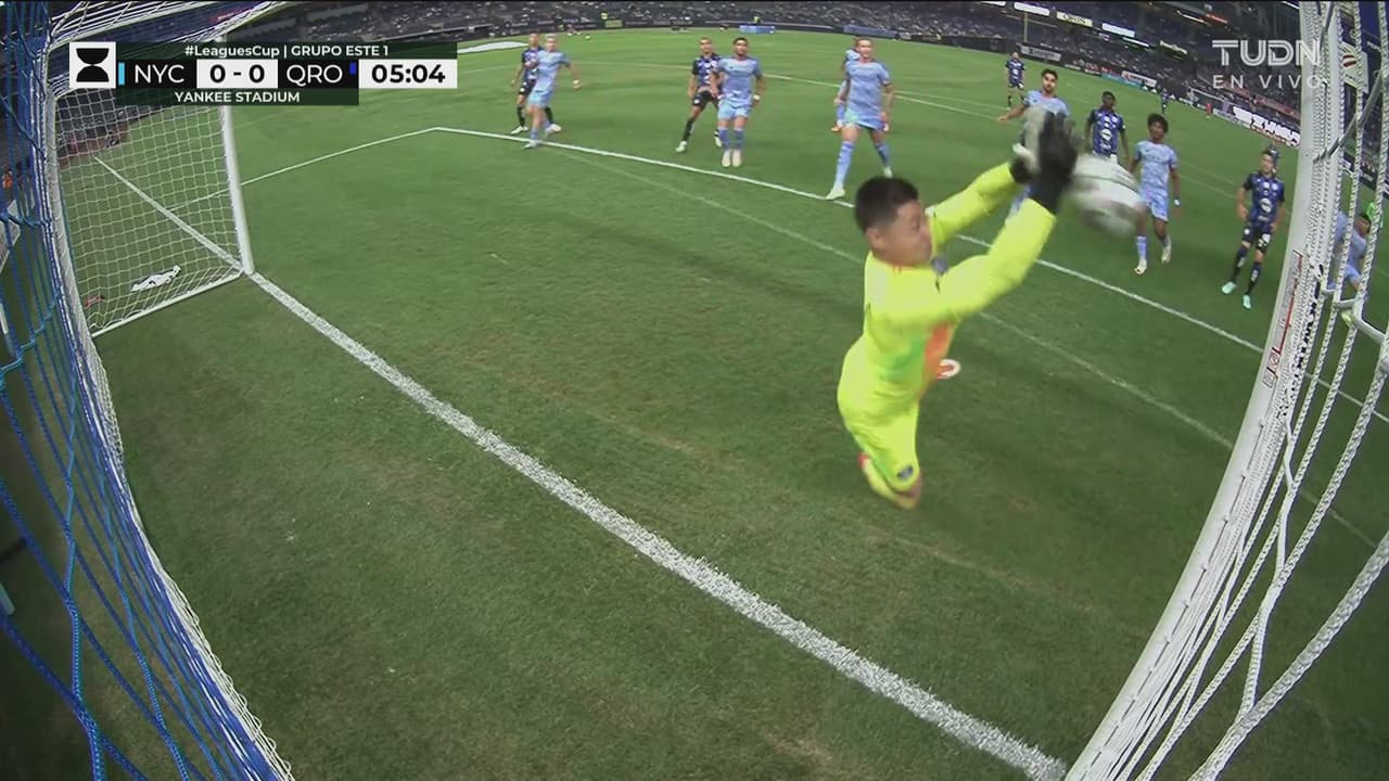 ¡Buena reacción! Barraza evita el gol con el vuelo a primer poste