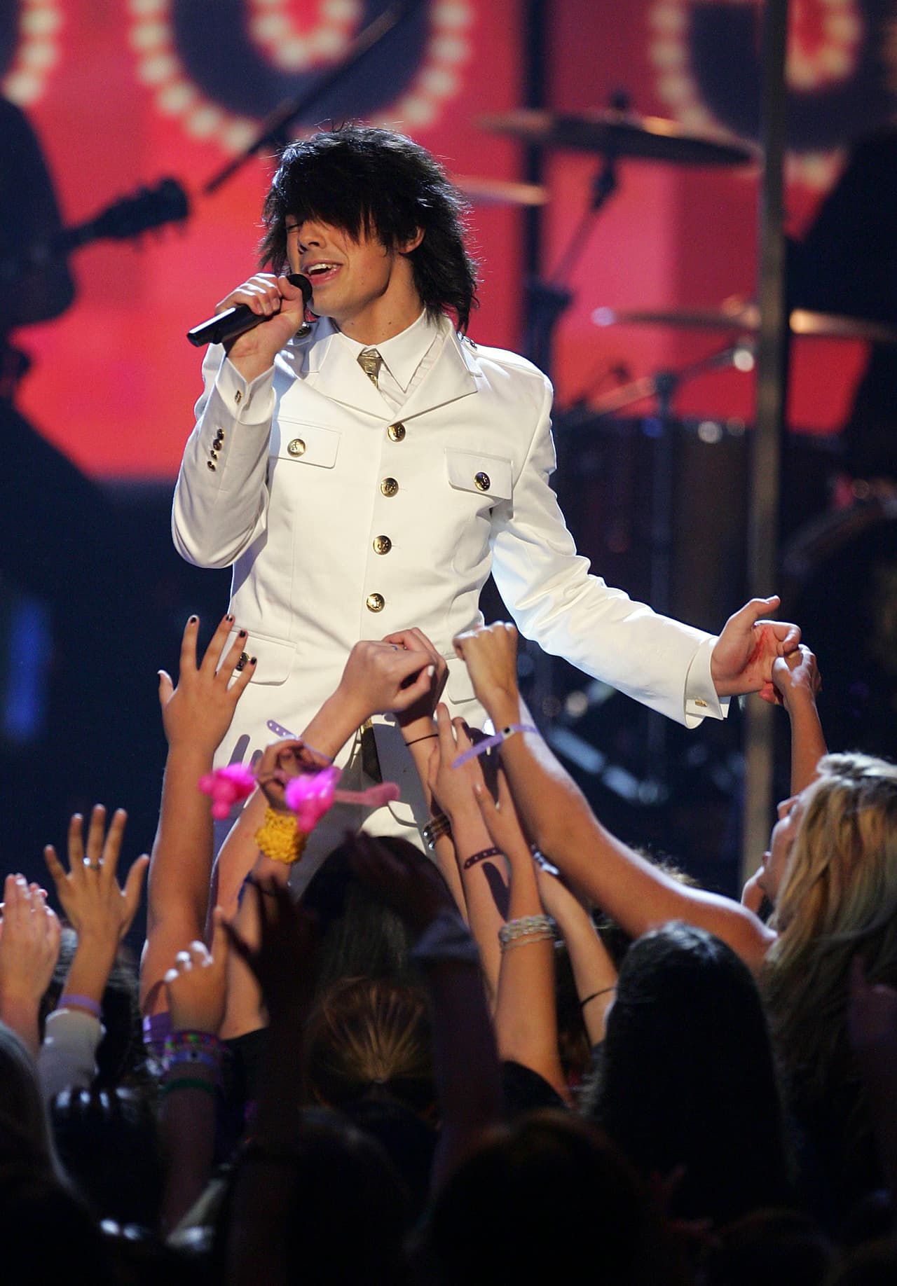 La agrupación tuvo la oportunidad de estelarizar una segunda serie titulada 'JONAS', que les permitió lanzar su cuarto disco, 'Lines, Vines and Trying Times' en 2009.