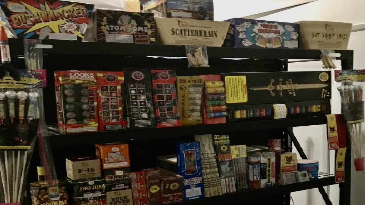 Incautan casi 4,000 libras de fuegos artificiales ilegales en una casa de Glendale