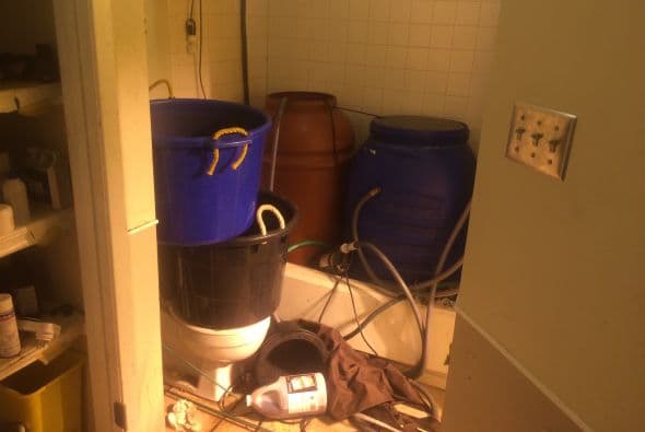 La Policía de Austin desmanteló este martes una casa al sur de Austin en donde fueron encontradas más de 400 plantas de marihuana. La residencia se ubicaba en el número 3702 de la calle Alexandria Drive entre las calles William Cannon Drive y Davis Lane.