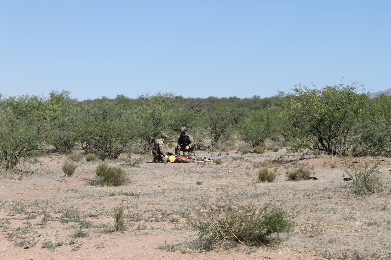 Un agente desciente del helicóptero para atender a un inmigrante en el simulacro del evento de Iniciativa de Seguridad Fronteriza.