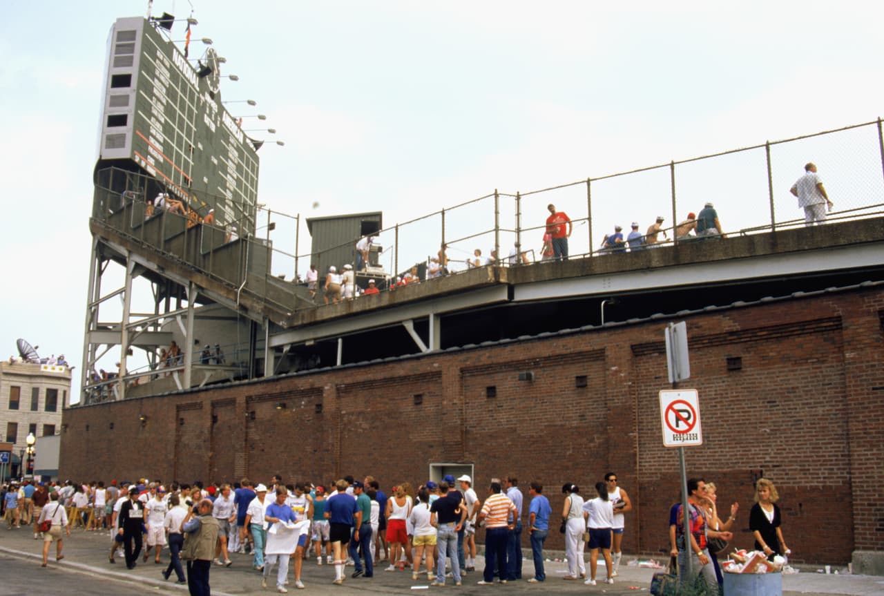 Esta imagen, del 8 de agosto de 1988, muestra el interés que hubo por ser parte de la historia en Wrigley Field. Se aprecia la estructura añeja y con un sabor especial de este parque de pelota.