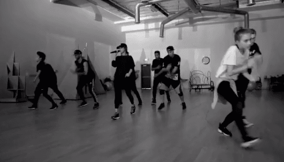 La cantante está disfrutando de cada momento durante los ensayos.