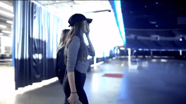 Wow! Ella no podía creer el tamaño que tenía enfrente y pensar en que cada espacio estará ocupado por un fanático que morirá con cada interpretación.