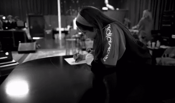 Selena tiene que estar pendiente del orden de sus canciones, así como seguir haciendo arreglos en algunas, para que la experiencia en vivo sea única.