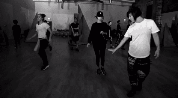 Clap, clap, clap, clases de baile all the time y por muchas horas al día.