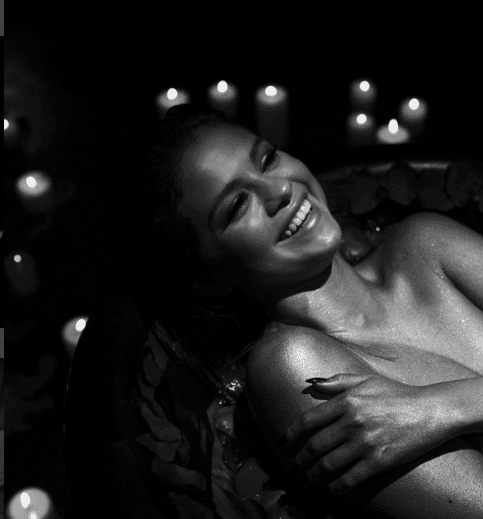 OMG! Así de hot podemos ver a Selena Gómez en una de las imágenes que compartió en su cuenta de Instagram, en la que no se le vistiendo nada ... O al menos, es muy poco lo que queda a la vista.