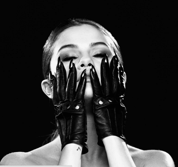 Ella anunció que esa imagen es parte del detrás de cámaras de su 'Revival Tour', que está por iniciar el próximo 6 de mayo en el Mandalay de Las Vegas.