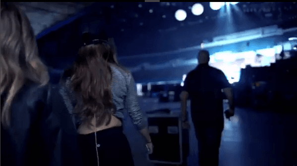 Ella subió este clip en el que se muestra cómo llegó a una Arena en la que pudo ensayar con las dimensiones que tendrán los escenarios de su 'Revival'.