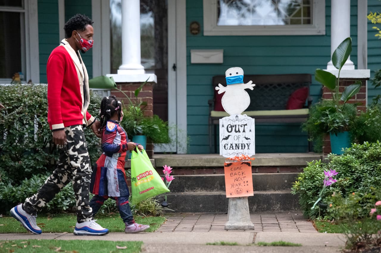Padres y niños deben caminar por las aceras mientras piden dulces.
