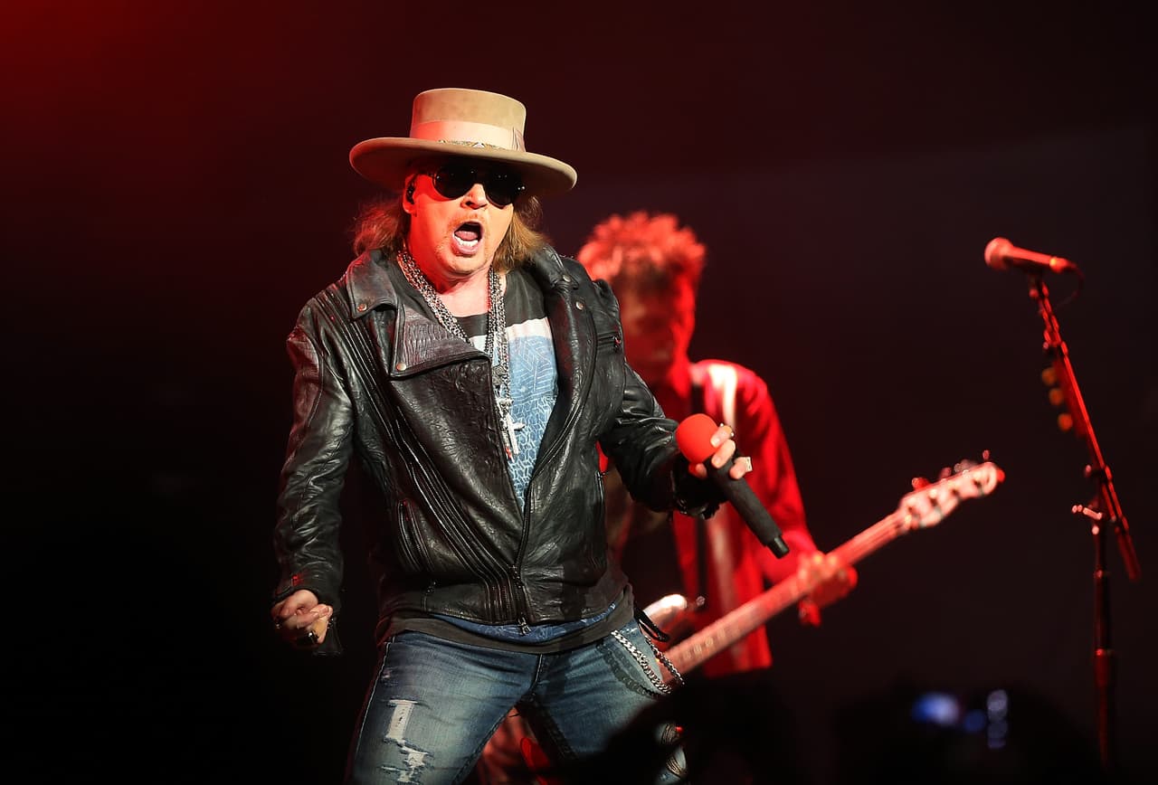 <b>Guns n' Roses</b>
<br>La veterana banda de rock aparece por primera vez en esta lista y se coloca como la segunda mejor pagada con una ganancia de 84 millones de dólares.