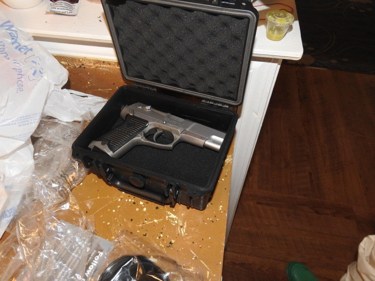 Tres personas fueron arrestadas luego de que autoridades desarticularan un laboratorio clandestino que procesaba droga este jueves por la tarde en Woodstock, Georgia.