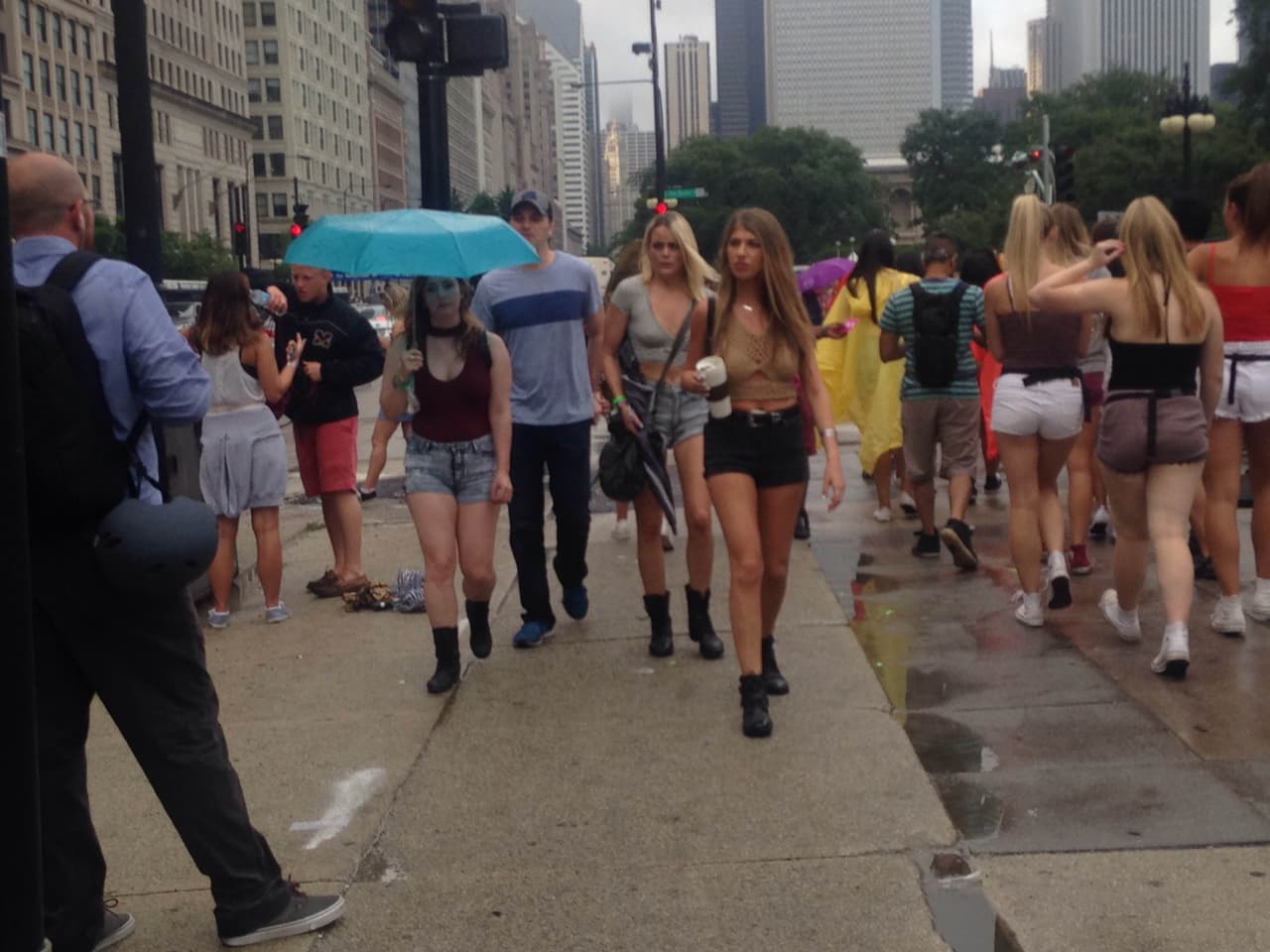 Ni la lluvia detuvo a los asistentes a Lollapalooza 2016 que arrancó su primer día en el Grant Park.