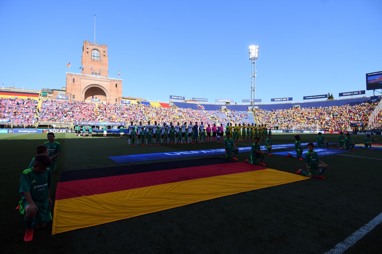 En el Stadio Renato Dall'Ara, en Bolonia, presentaba un gran ambiente para este duelo de Semifinales entre Alemania y Rumanía.