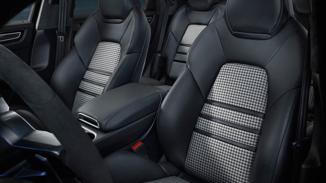 Para sus clientes más ecológicos Porsche ofrece esta tapicería con tela en patrón 'pepita' (muy parecido al estampado pata de gallo sin serlo) similar a la tela disponible para los primeros Porsche 911, 912, 914 y hasta para el 356C, con laterales en gamuza falsa o Alcantara. Esta opción es parte de un paquete deportivo de peso reducido que incluye también apliques en fibra de carbón y ruedas de 22 pulgadas.